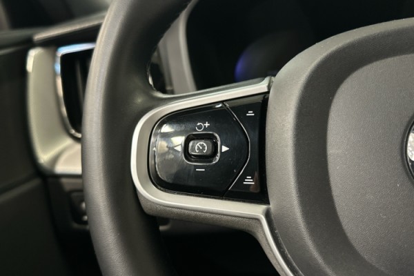 Esittelykuva VOLVO XC60 lataushybridiautosta.