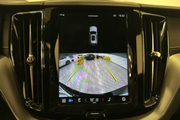 Esittelykuva VOLVO XC60 lataushybridiautosta.