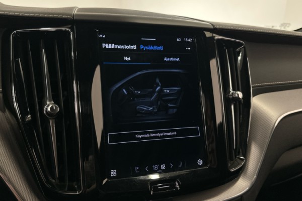 Esittelykuva VOLVO XC60 lataushybridiautosta.