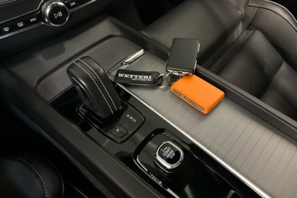 Esittelykuva VOLVO XC60 lataushybridiautosta.