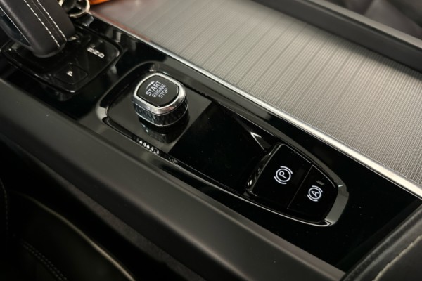 Esittelykuva VOLVO XC60 lataushybridiautosta.
