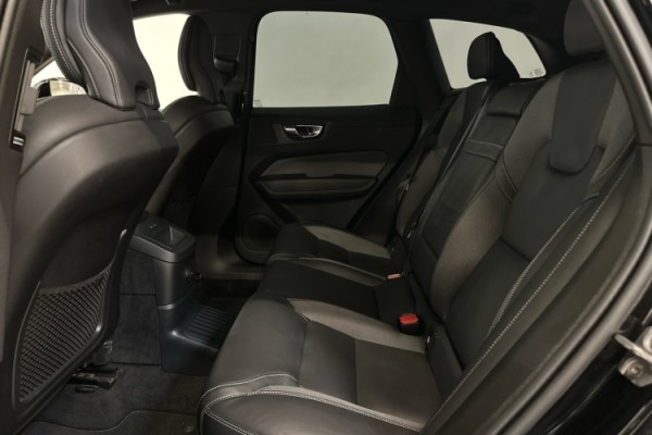 Esittelykuva VOLVO XC60 lataushybridiautosta.