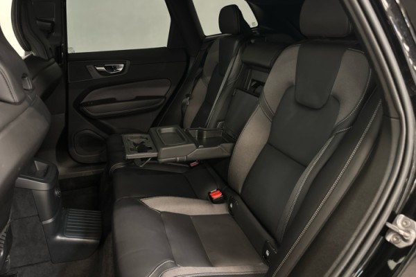 Esittelykuva VOLVO XC60 lataushybridiautosta.