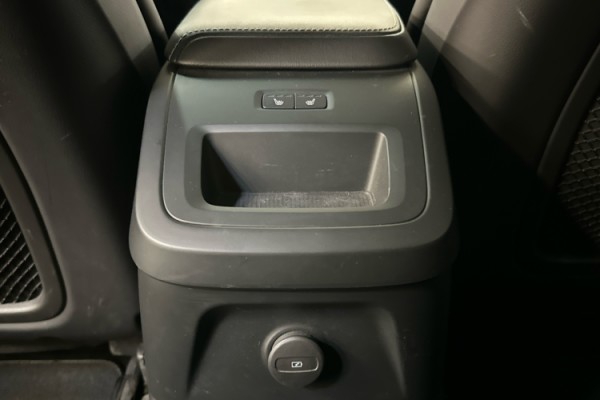 Esittelykuva VOLVO XC60 lataushybridiautosta.