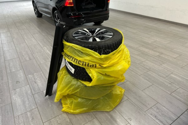 Esittelykuva VOLVO XC60 lataushybridiautosta.