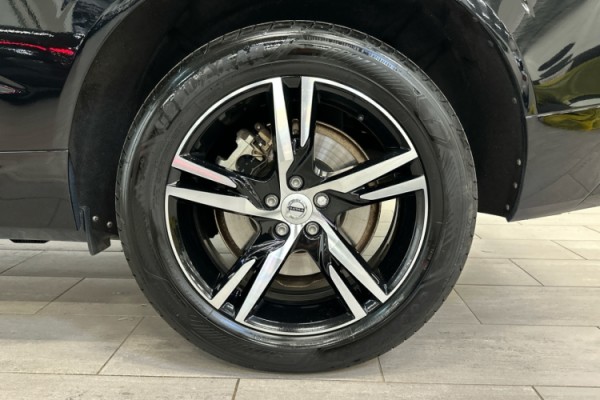 Esittelykuva VOLVO XC60 lataushybridiautosta.