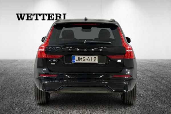 Esittelykuva VOLVO XC60 lataushybridiautosta.