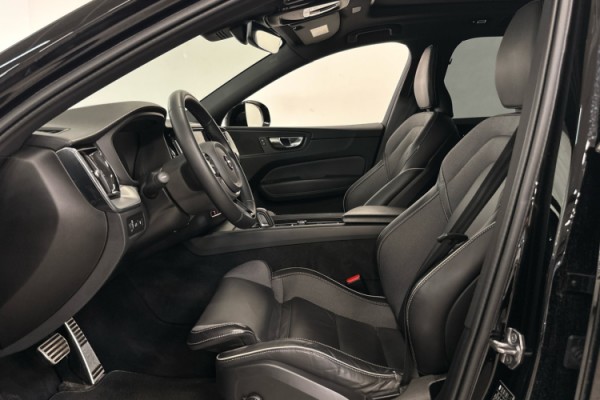 Esittelykuva VOLVO XC60 lataushybridiautosta.