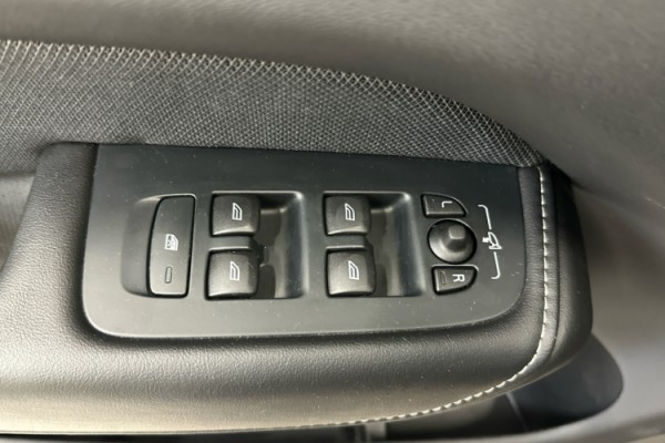 Esittelykuva VOLVO XC60 lataushybridiautosta.