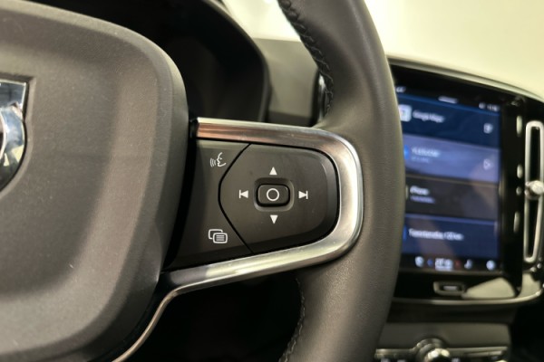 Esittelykuva VOLVO XC40 täyssähköautosta.