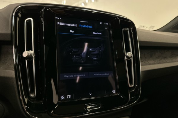 Esittelykuva VOLVO XC40 täyssähköautosta.
