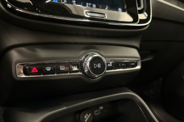 Esittelykuva VOLVO XC40 täyssähköautosta.