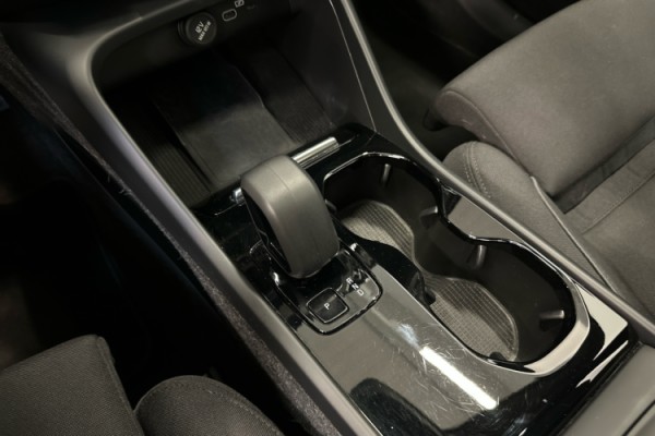 Esittelykuva VOLVO XC40 täyssähköautosta.