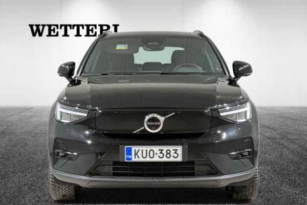 Esittelykuva VOLVO XC40 täyssähköautosta.