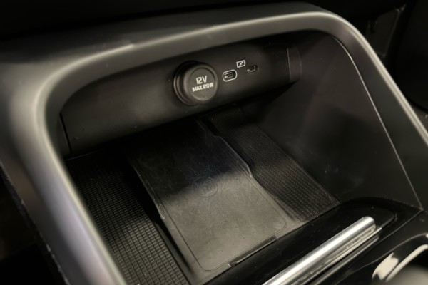 Esittelykuva VOLVO XC40 täyssähköautosta.