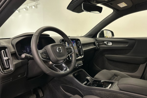 Esittelykuva VOLVO XC40 täyssähköautosta.