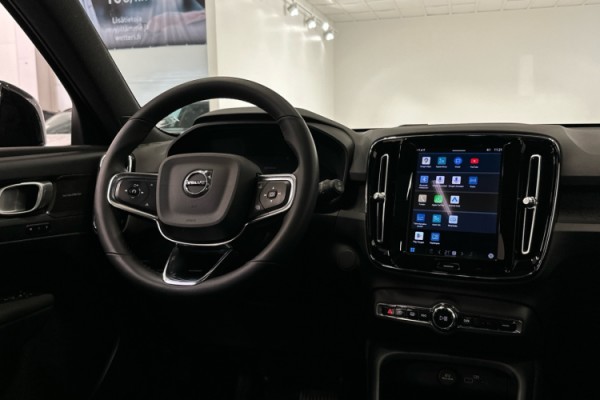 Esittelykuva VOLVO XC40 täyssähköautosta.