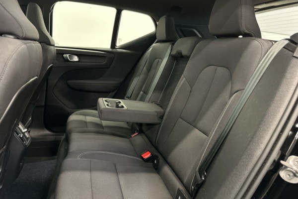 Esittelykuva VOLVO XC40 täyssähköautosta.