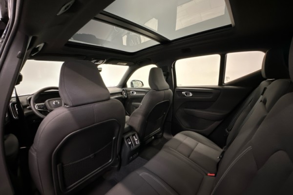 Esittelykuva VOLVO XC40 täyssähköautosta.