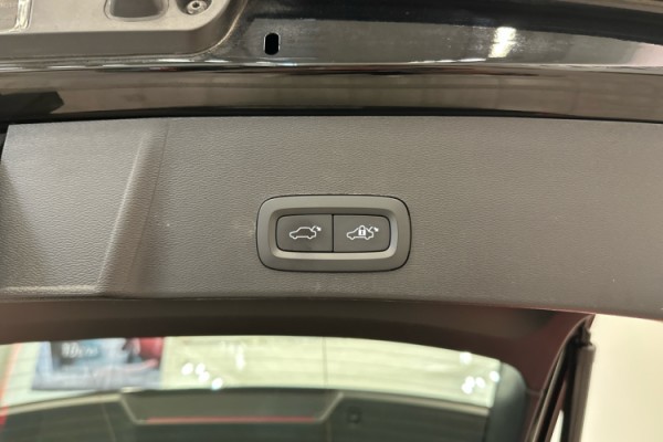 Esittelykuva VOLVO XC40 täyssähköautosta.
