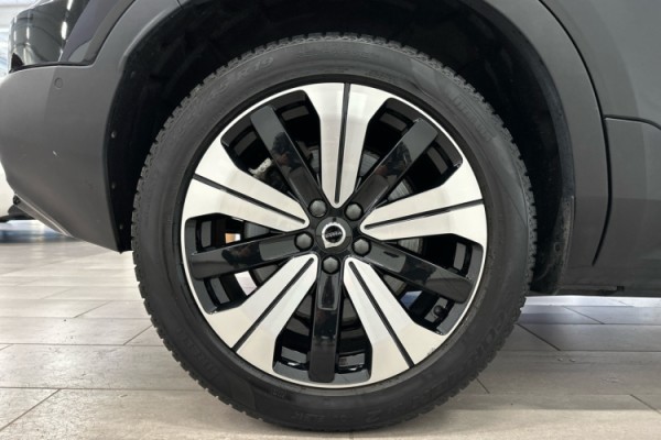 Esittelykuva VOLVO XC40 täyssähköautosta.