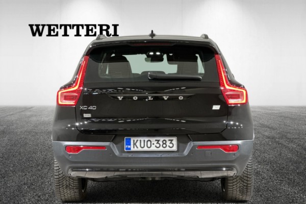 Esittelykuva VOLVO XC40 täyssähköautosta.