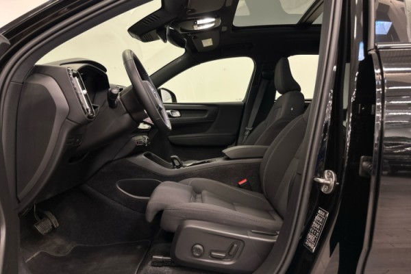 Esittelykuva VOLVO XC40 täyssähköautosta.