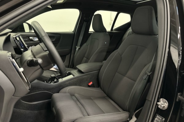 Esittelykuva VOLVO XC40 täyssähköautosta.
