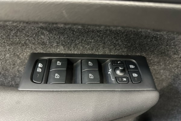 Esittelykuva VOLVO XC40 täyssähköautosta.
