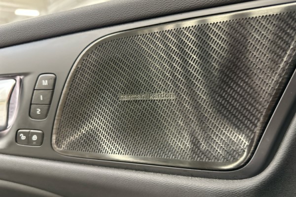 Esittelykuva VOLVO V60 lataushybridiautosta.