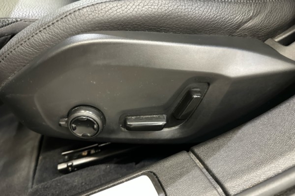 Esittelykuva VOLVO V60 lataushybridiautosta.