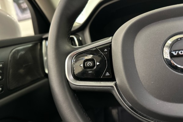 Esittelykuva VOLVO V60 lataushybridiautosta.