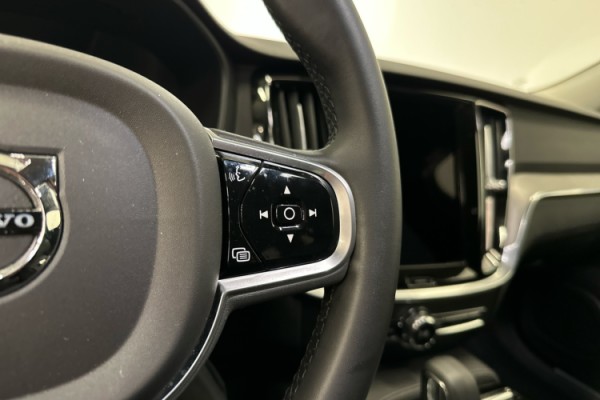 Esittelykuva VOLVO V60 lataushybridiautosta.
