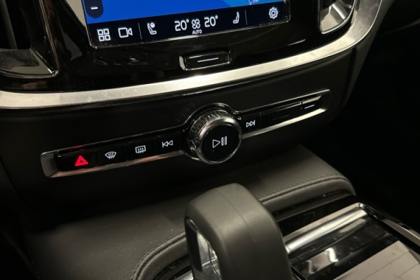 Esittelykuva VOLVO V60 lataushybridiautosta.
