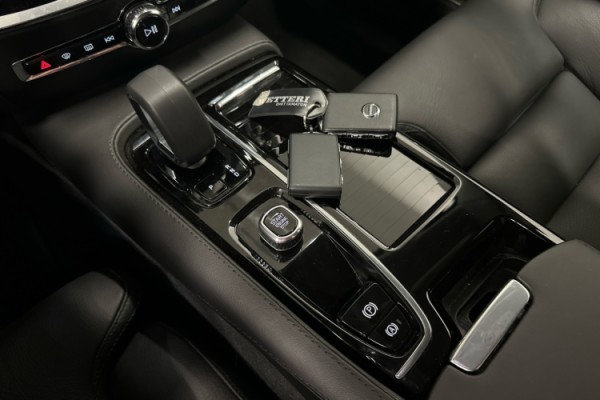 Esittelykuva VOLVO V60 lataushybridiautosta.