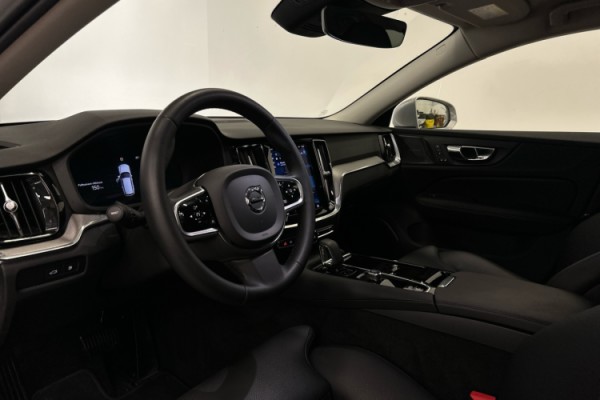 Esittelykuva VOLVO V60 lataushybridiautosta.