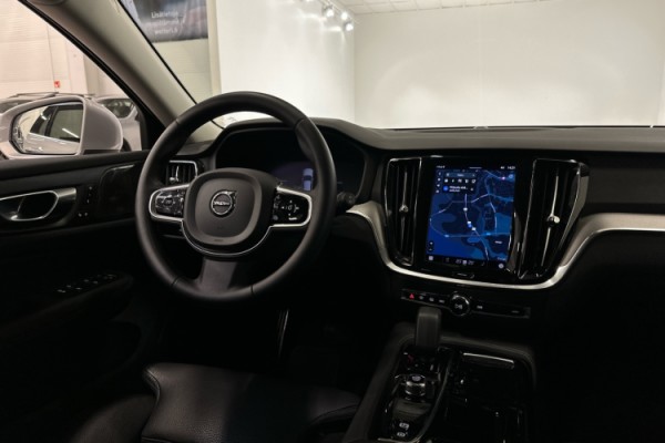 Esittelykuva VOLVO V60 lataushybridiautosta.