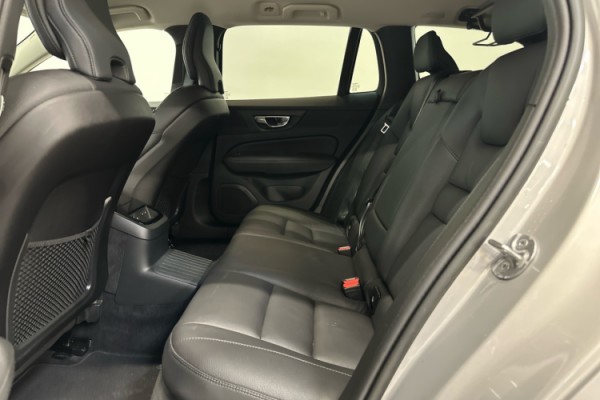 Esittelykuva VOLVO V60 lataushybridiautosta.