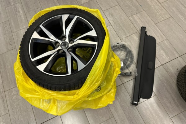 Esittelykuva VOLVO V60 lataushybridiautosta.