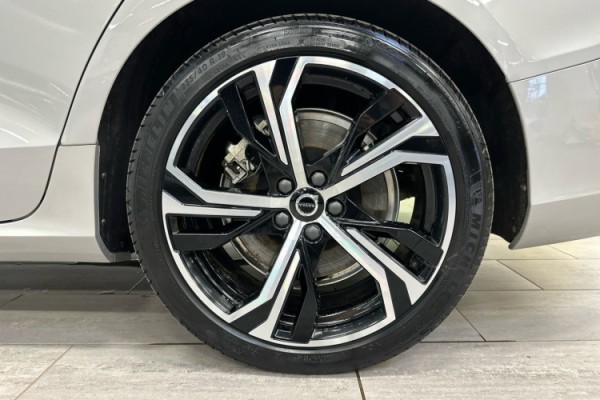 Esittelykuva VOLVO V60 lataushybridiautosta.