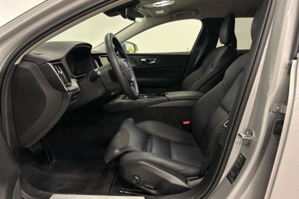 Esittelykuva VOLVO V60 lataushybridiautosta.