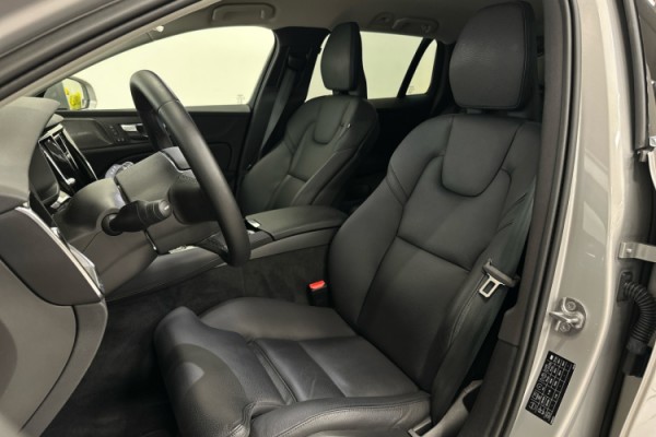 Esittelykuva VOLVO V60 lataushybridiautosta.