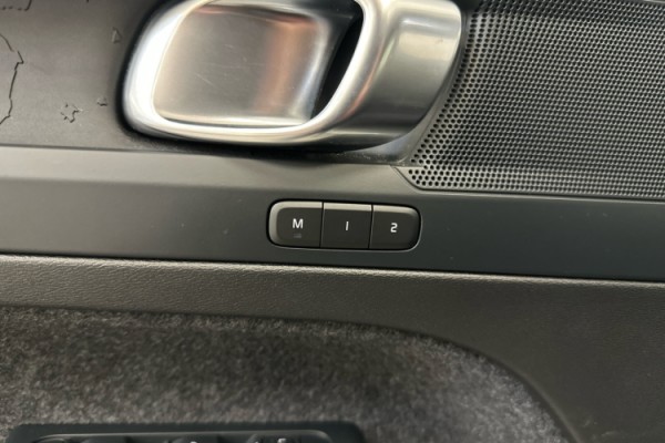 Esittelykuva VOLVO XC40 täyssähköautosta.