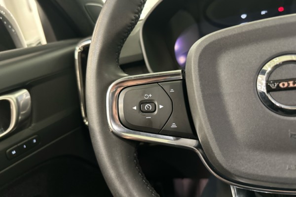 Esittelykuva VOLVO XC40 täyssähköautosta.