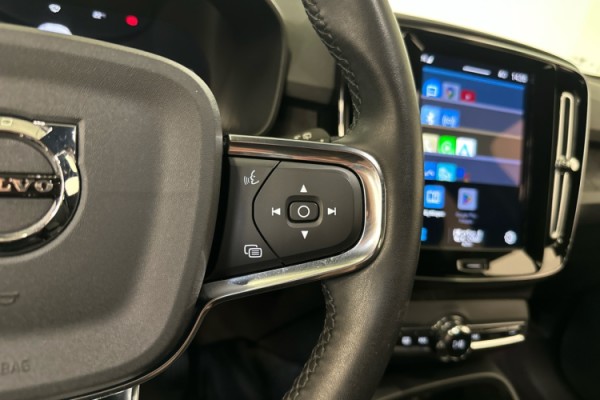 Esittelykuva VOLVO XC40 täyssähköautosta.