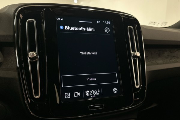 Esittelykuva VOLVO XC40 täyssähköautosta.