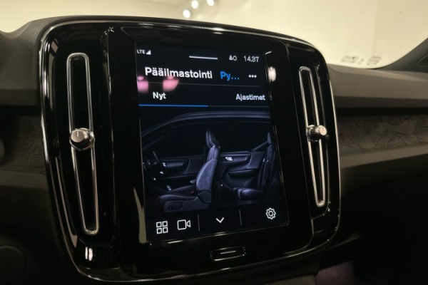 Esittelykuva VOLVO XC40 täyssähköautosta.