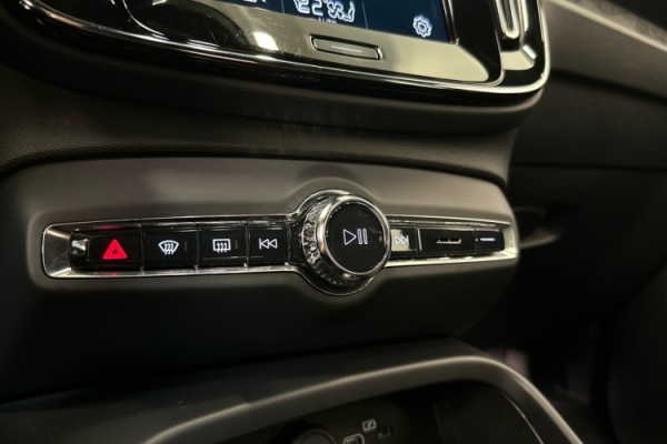 Esittelykuva VOLVO XC40 täyssähköautosta.