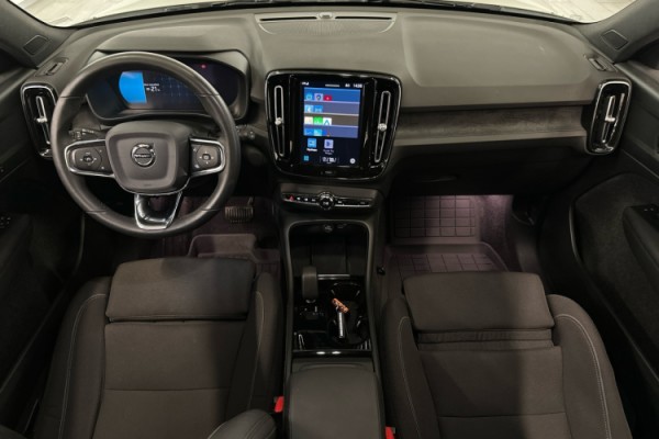 Esittelykuva VOLVO XC40 täyssähköautosta.