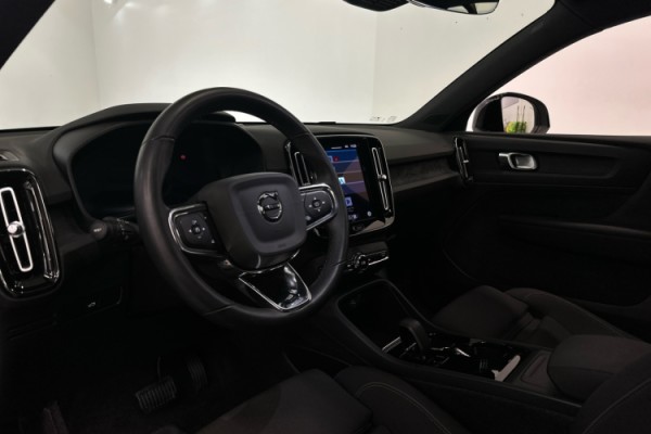 Esittelykuva VOLVO XC40 täyssähköautosta.